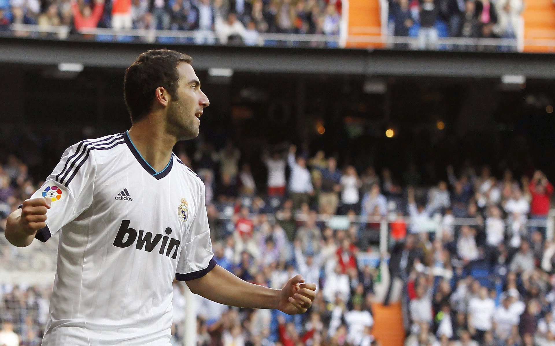 球队赢得晋级资格主教练强调接下来每场都是硬仗不容松懈，晋级的球队